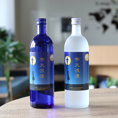 青い瓶と白い瓶のボトルの画像