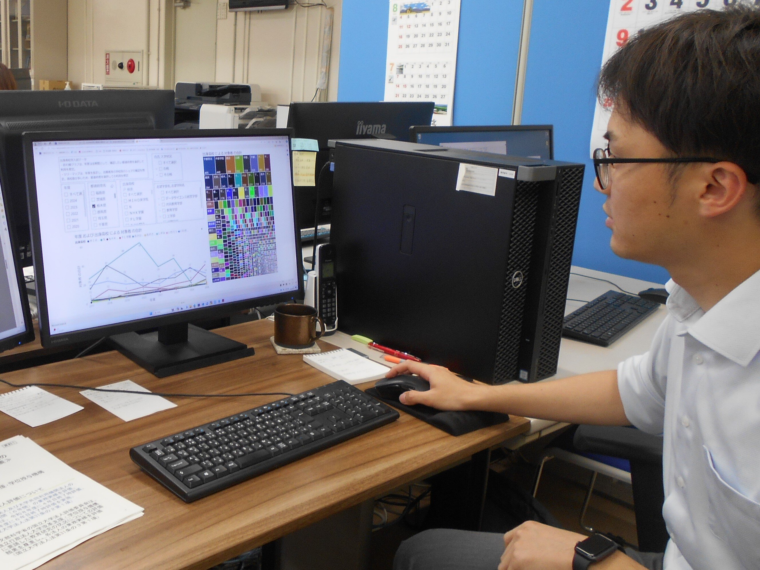 研修受講経験者がパソコンを操作している写真