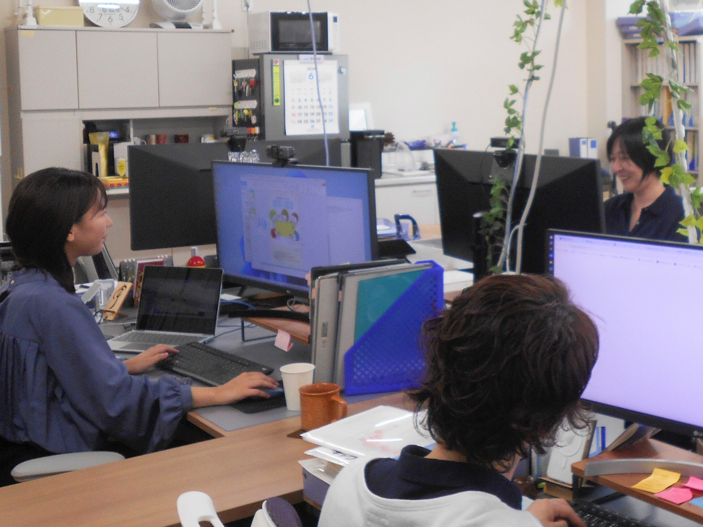 職員がパソコンを操作しているの写真