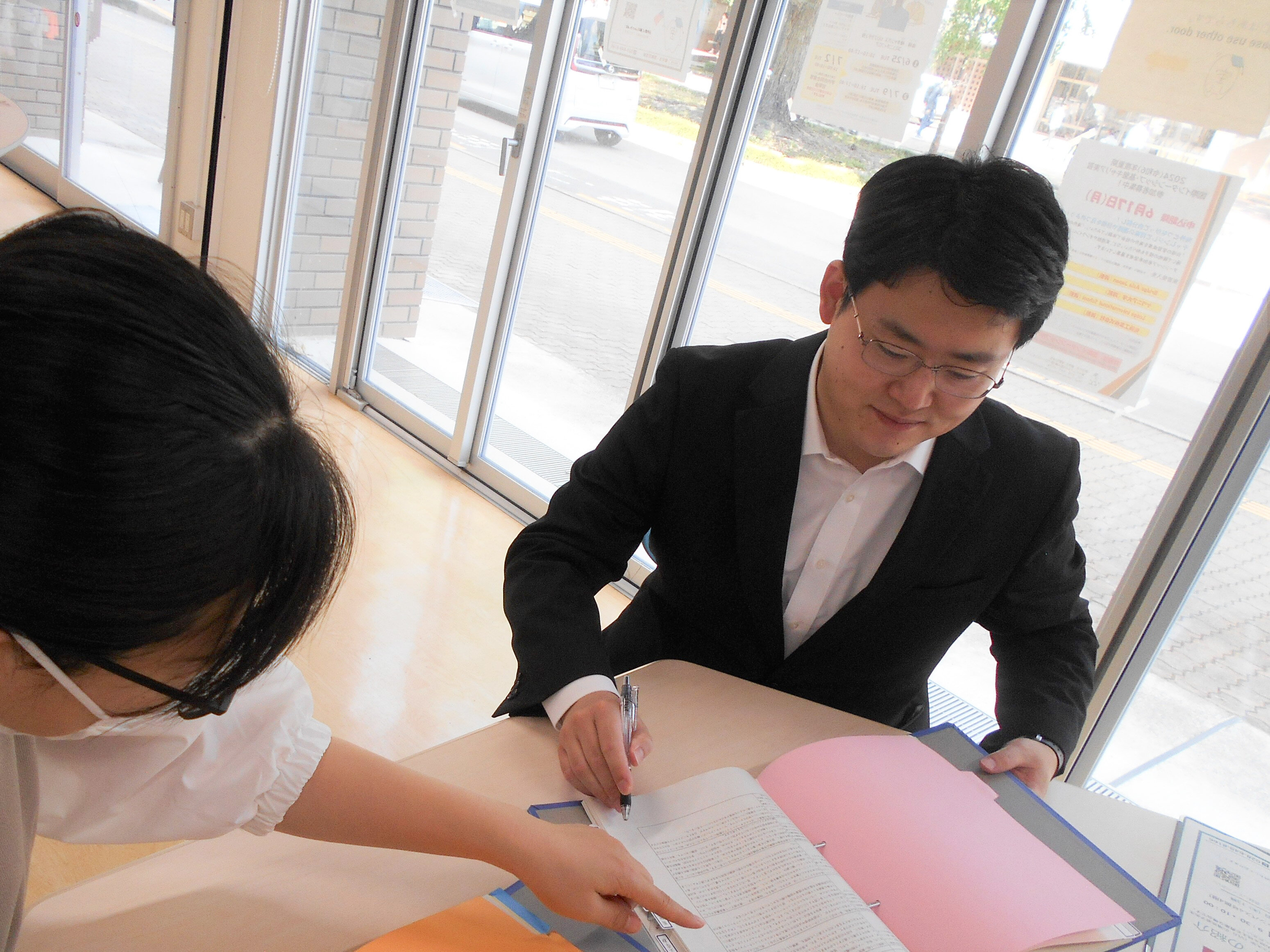 出向経験のある職員を含め2名で打ち合わせをしている写真