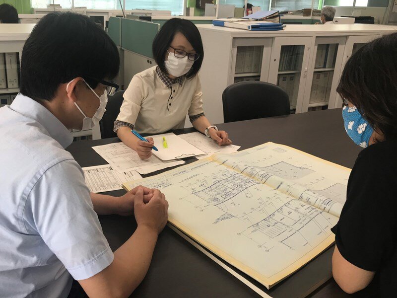 大学内の施設について打ち合せをしている職員たちの写真