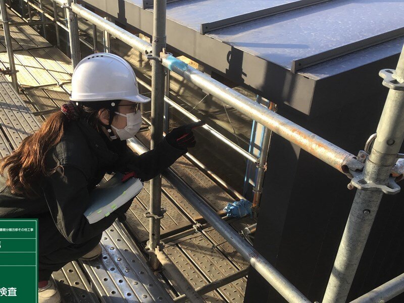 施設の点検をしている職員の写真