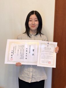 賞状を持つ加藤里佳さん