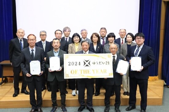 食味コンクール最優秀賞の下谷さん及び最終審査に進出した4名の生産者とパネラーの集合写真