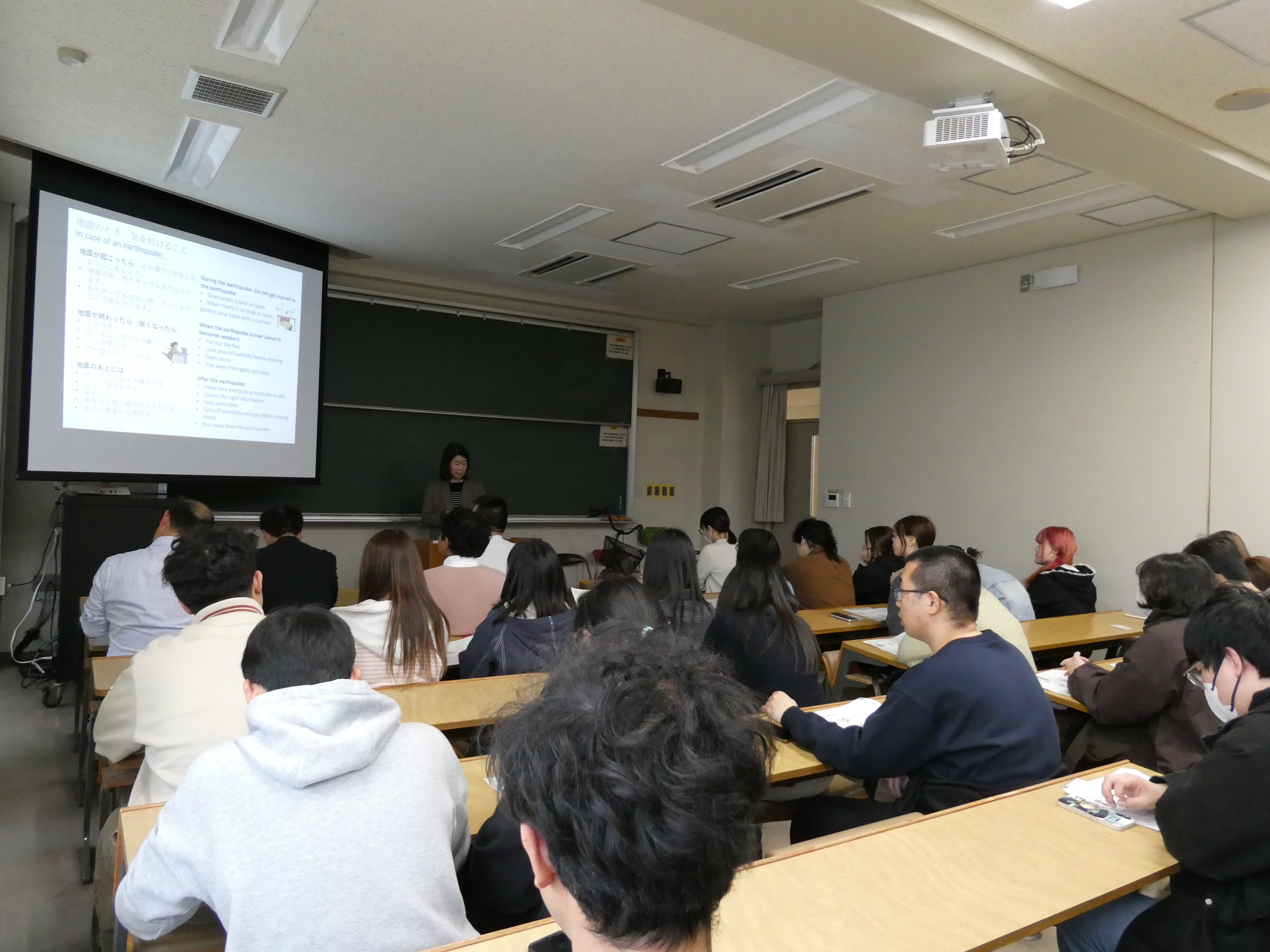 飯塚准教授による講話「日本の災害と防災カードについて」