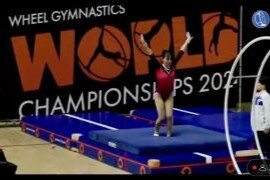 着地する松浦准教授