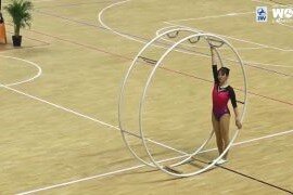 ラートの演技を始める松浦准教授