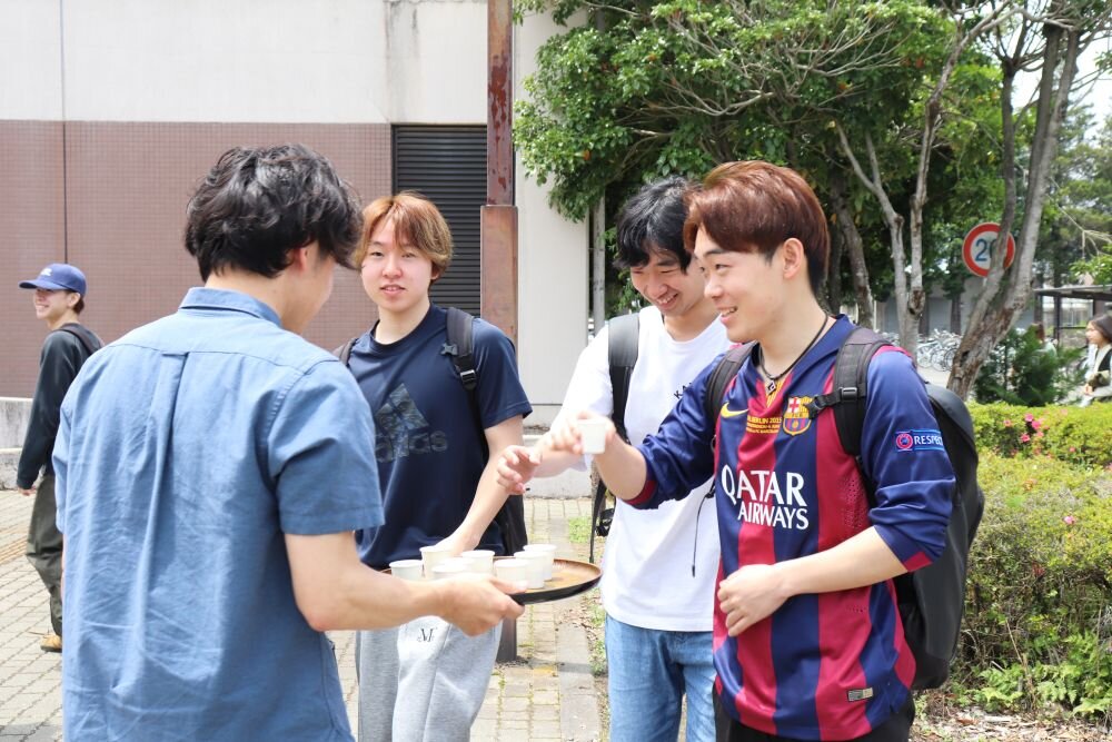 コーヒーを試飲する学生たち