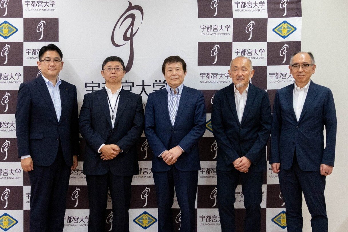 関係者による集合写真の様子