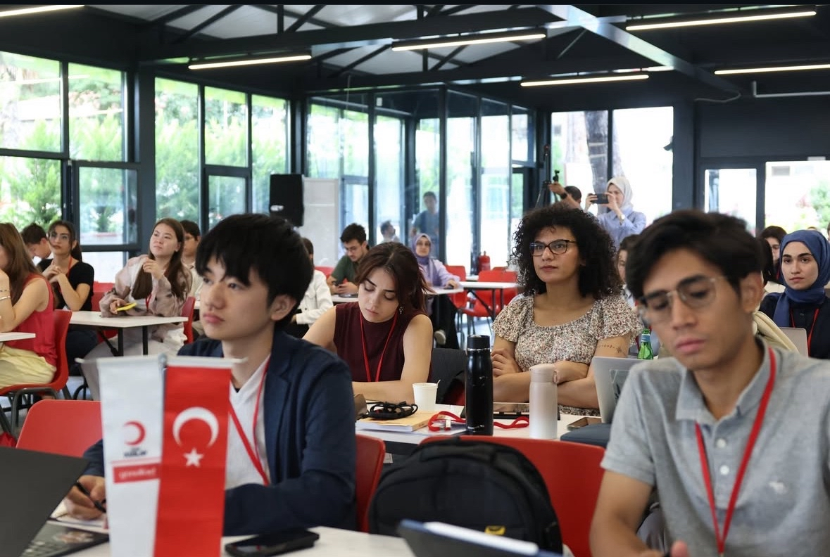 大会に参加する学生たちの写真１