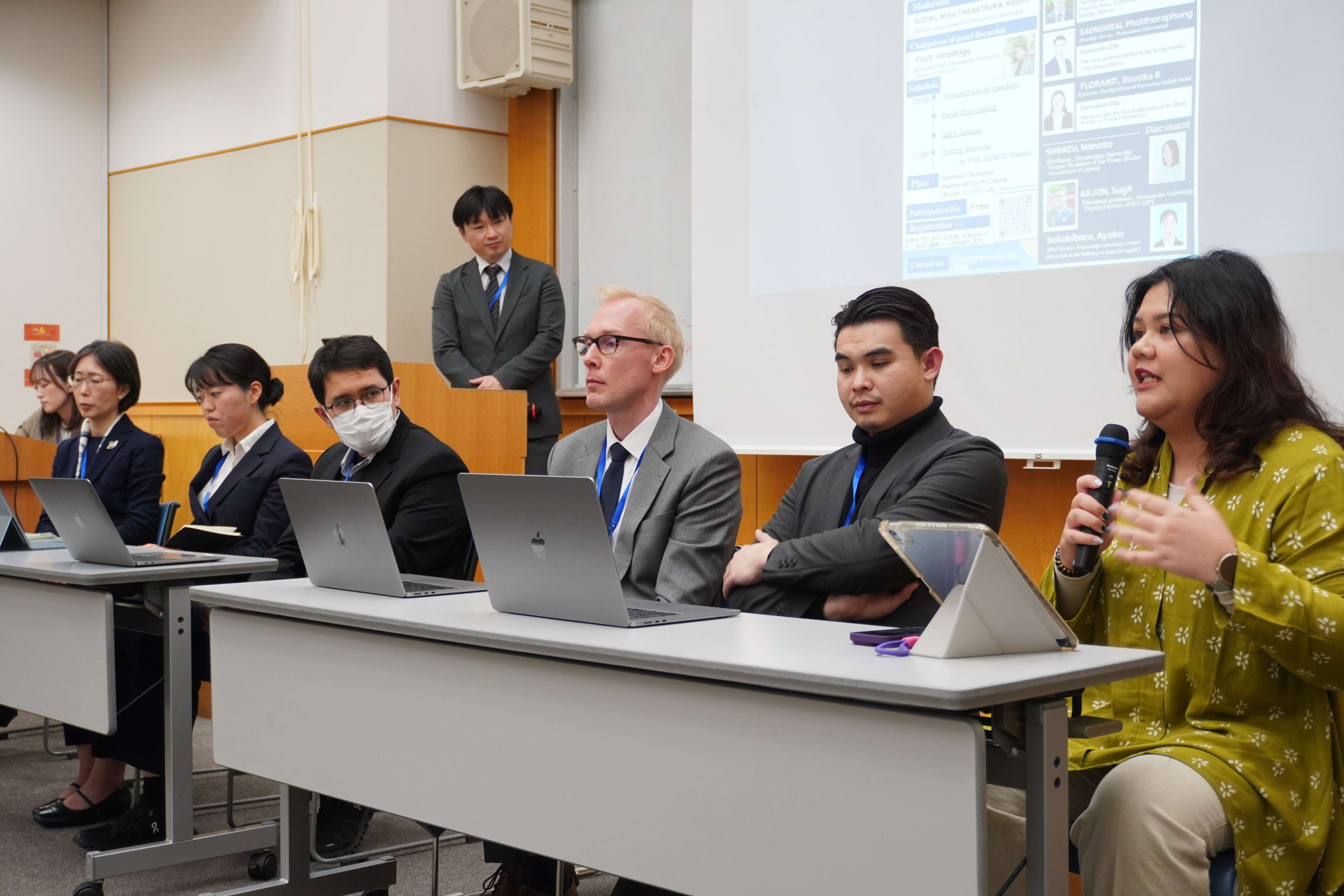 研究会パネルディスカッションで発表する学生