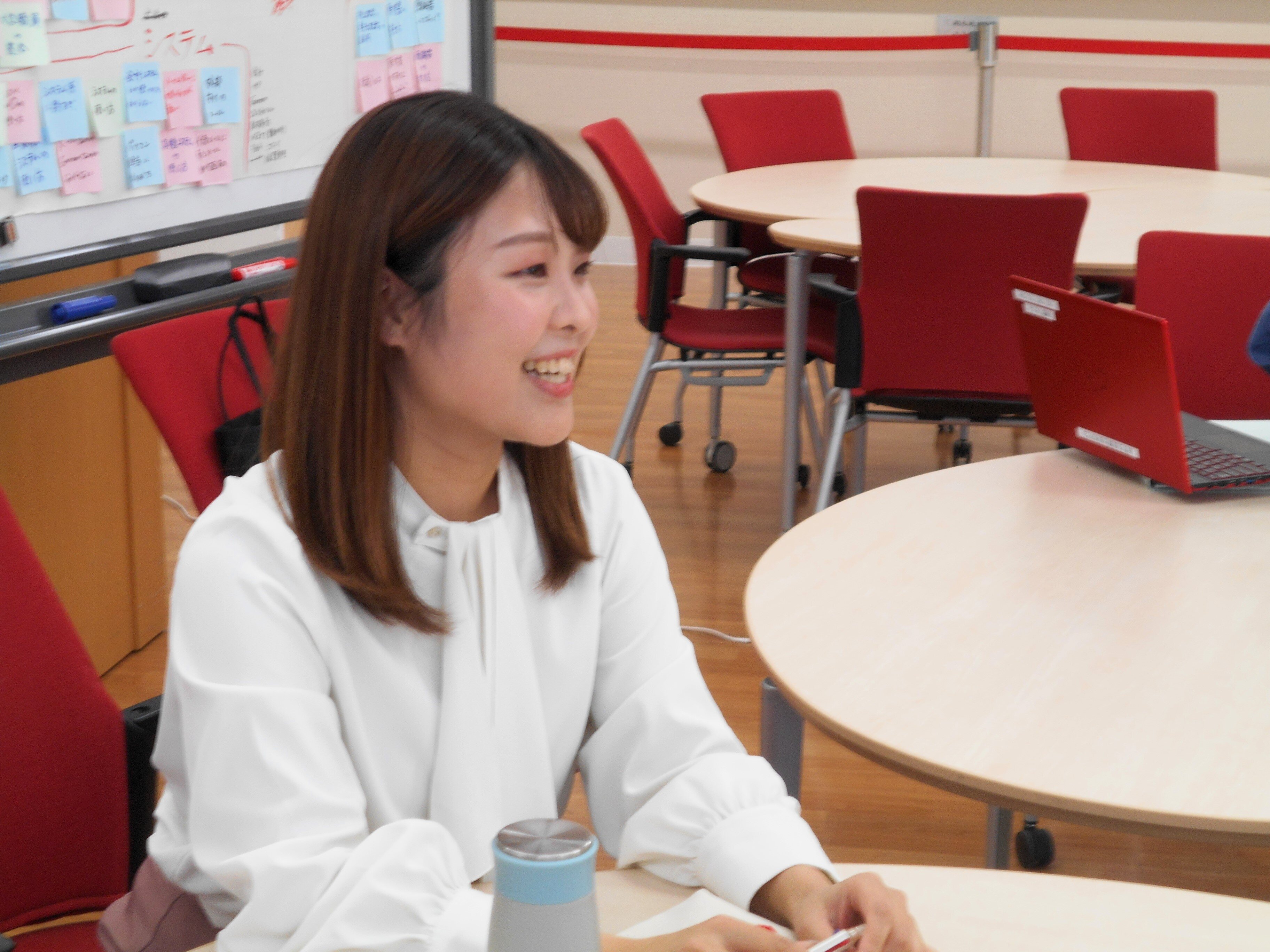 職員が話している写真