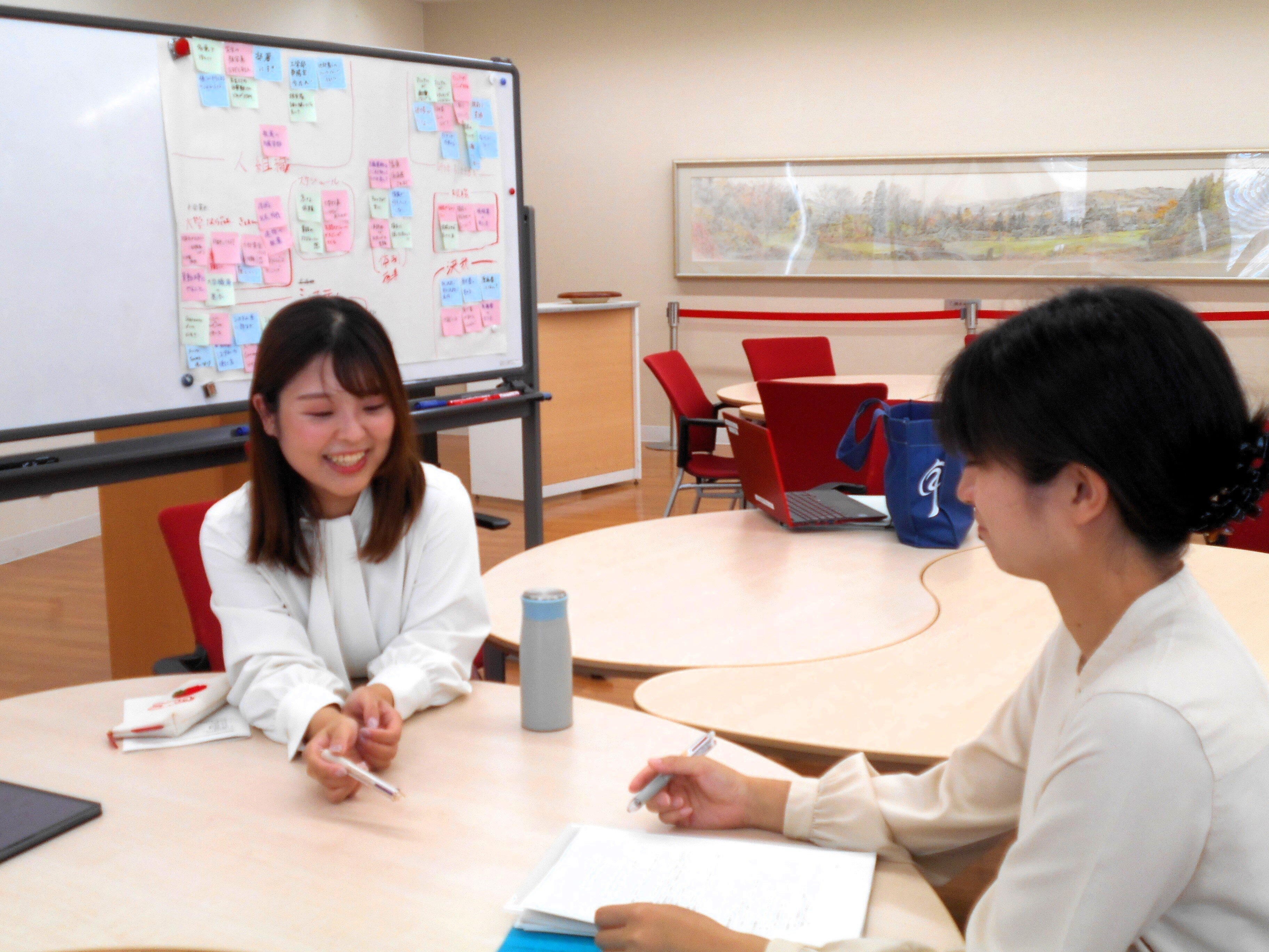 職員が2人で打ち合わせをしている写真