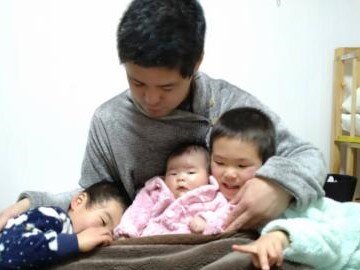 職員と子供3人の家庭内での写真