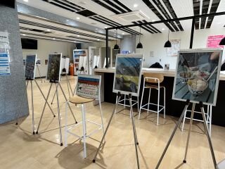 峰キャンパスでの写真展の様子（12月14日で開催終了）