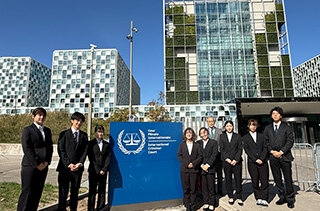 参加する教員と学生たちの写真１