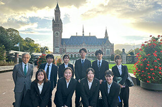 参加する教員と学生たちの写真５