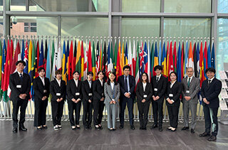 参加する教員と学生たちの写真３