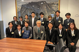 参加する教員と学生たちの写真４