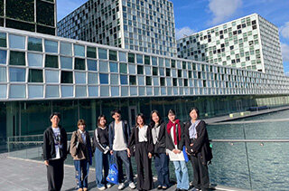 参加する教員と学生たちの写真２