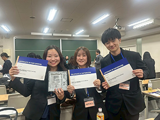 賞状を持った学生の写真