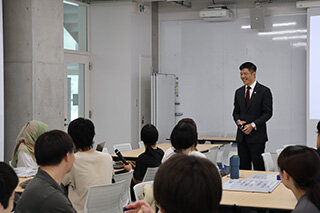 授業の様子（学生の質問を聞くオン大使）