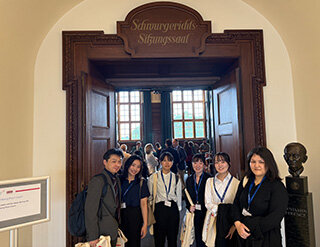 大会に参加する学生たちの写真１