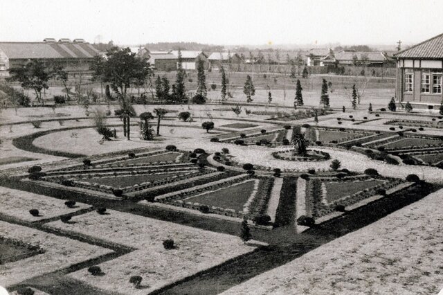 昭和2年頃のフランス式庭園モノクロ写真