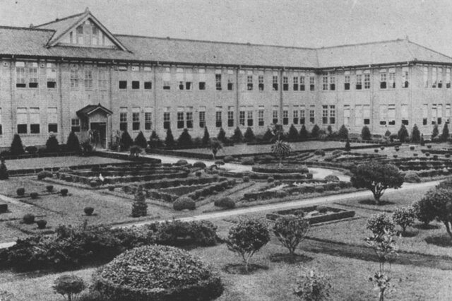昭和7年頃のフランス式庭園と高等農林学校本館モノクロ写真