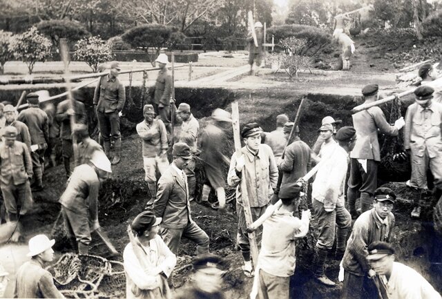 貯水池工事のための穴掘り作業のモノクロ写真