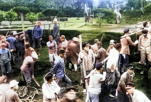 貯水池工事のための穴掘り作業のカラー化写真