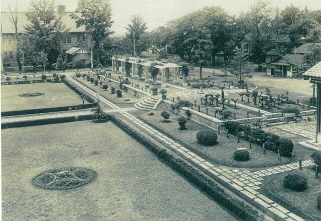 昭和28年頃の庭園のモノクロ写真