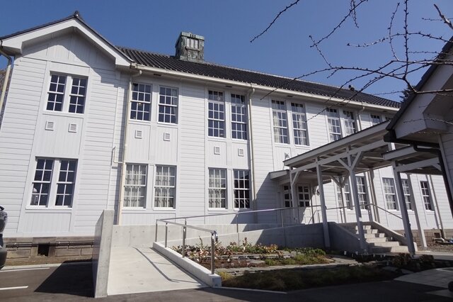 峰ヶ丘講堂西側外観