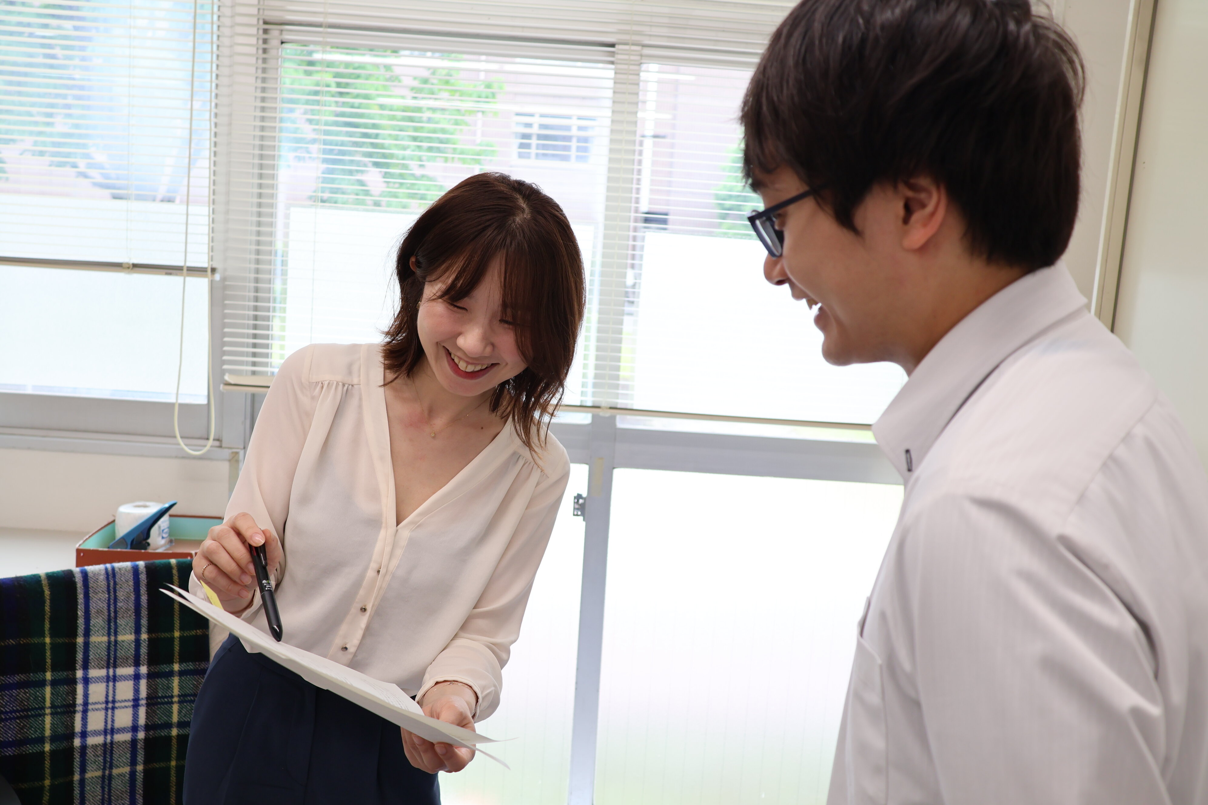 職員が同僚と打ち合わせをしている写真