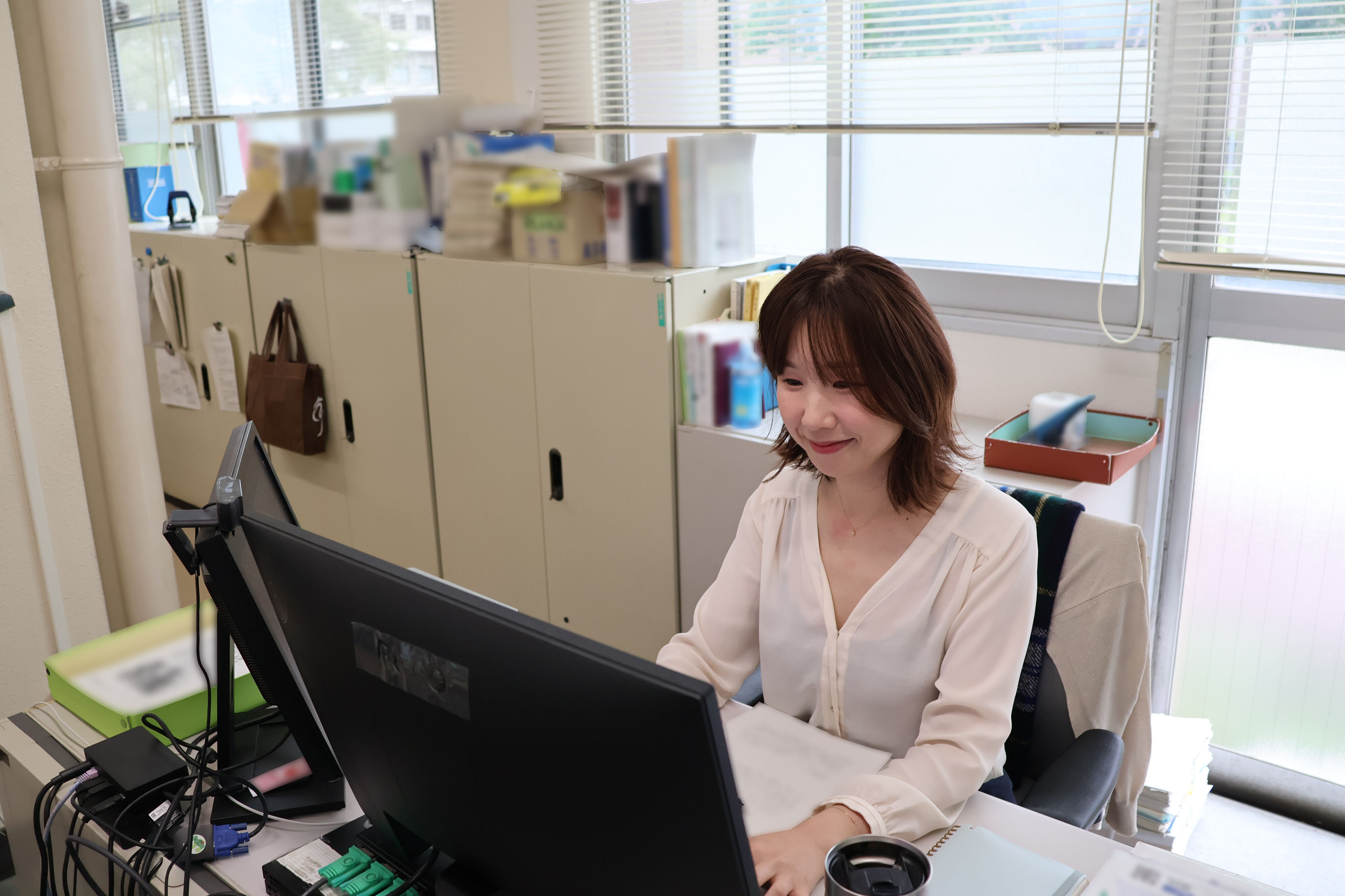 職員がパソコンを操作している写真