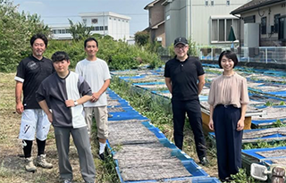図1改良メダカの飼育場にて記念撮影