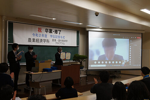 卒業生たちの写真４