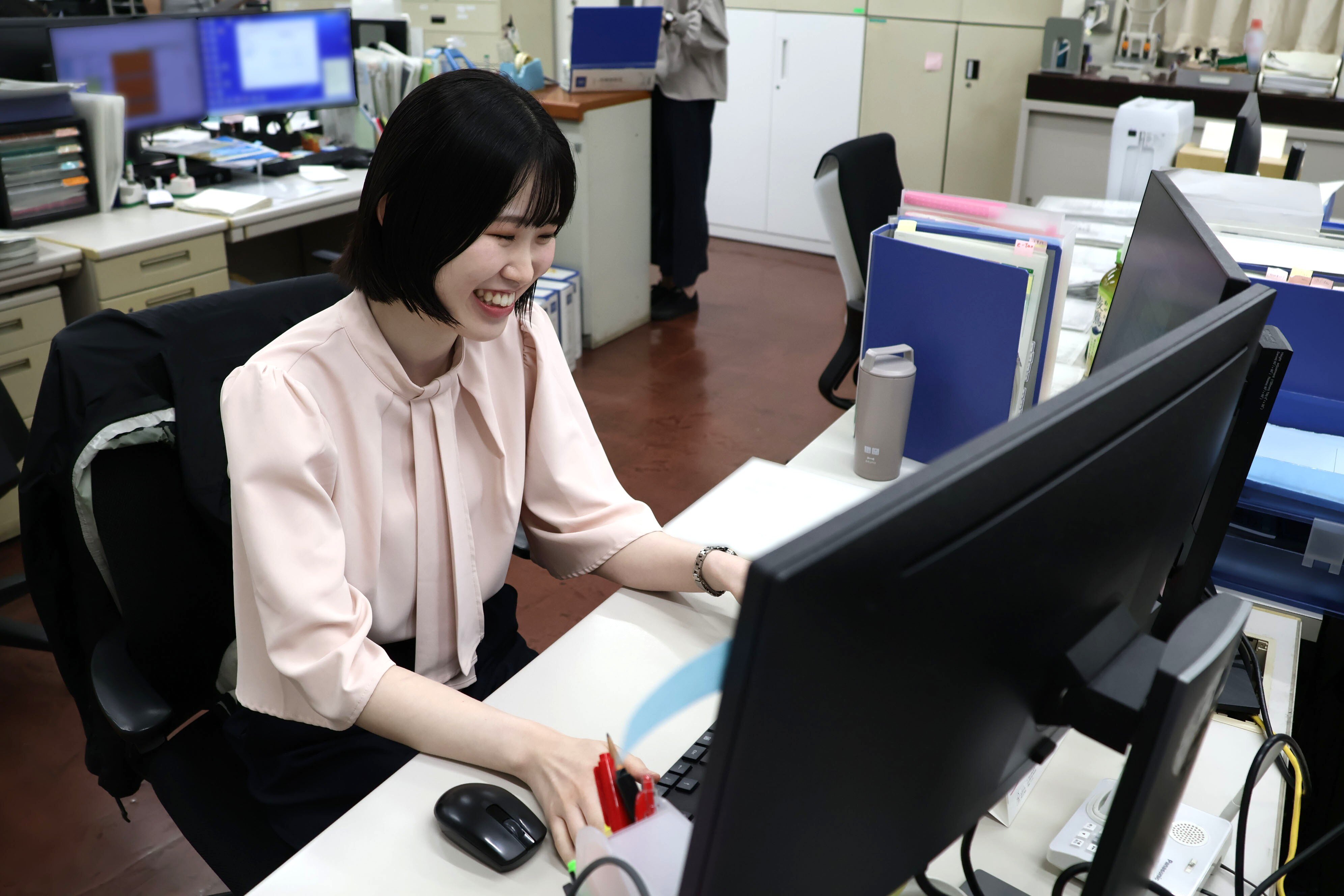 職員がパソコンを操作している写真