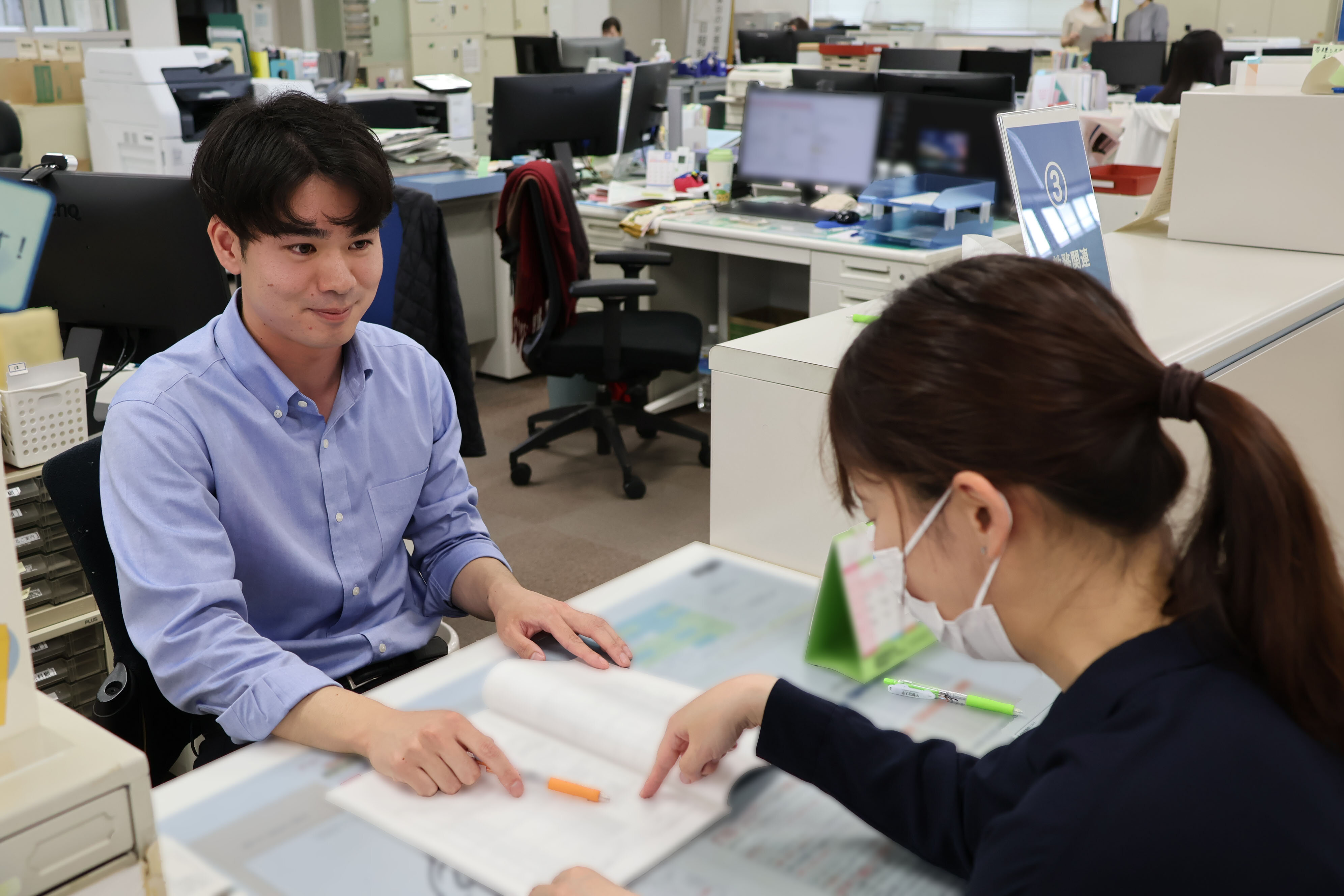 職員が窓口で履修指導をしている写真