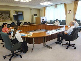 懇談する池田学長とラーニングサポーターの学生