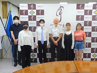 池田学長とラーニングサポーターの集合写真
