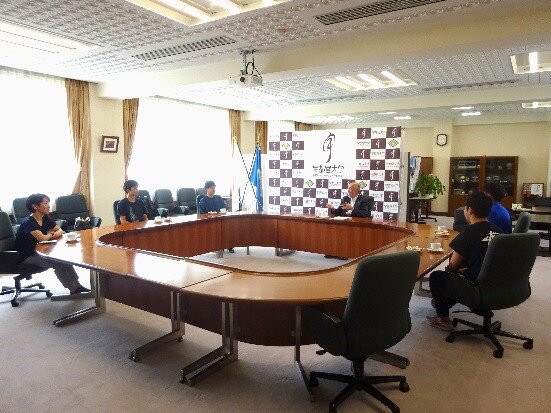 懇談する池田学長と軟式野球部の学生