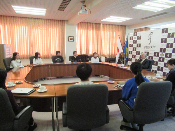 懇談する池田学長とUU3Sプロジェクトリフィルうつのみやチームの学生