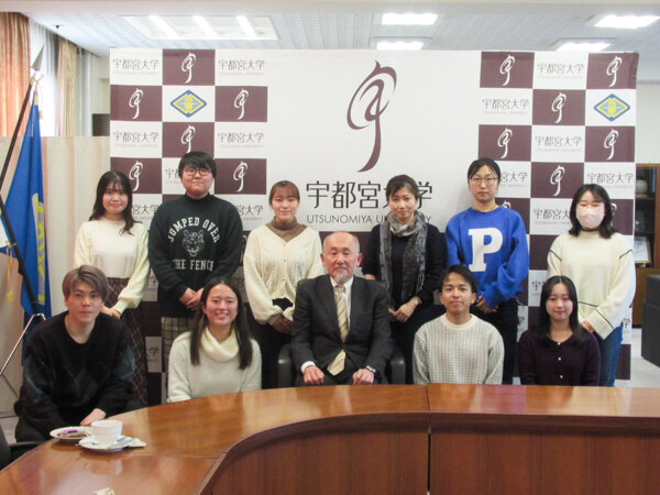 池田学長と学生の集合写真