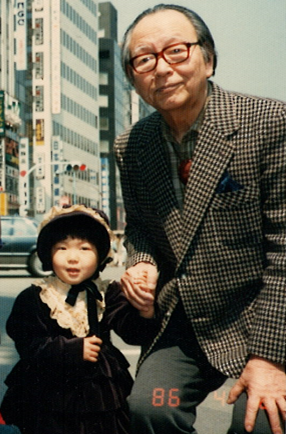 ドレスを着て祖父とデート(3歳)