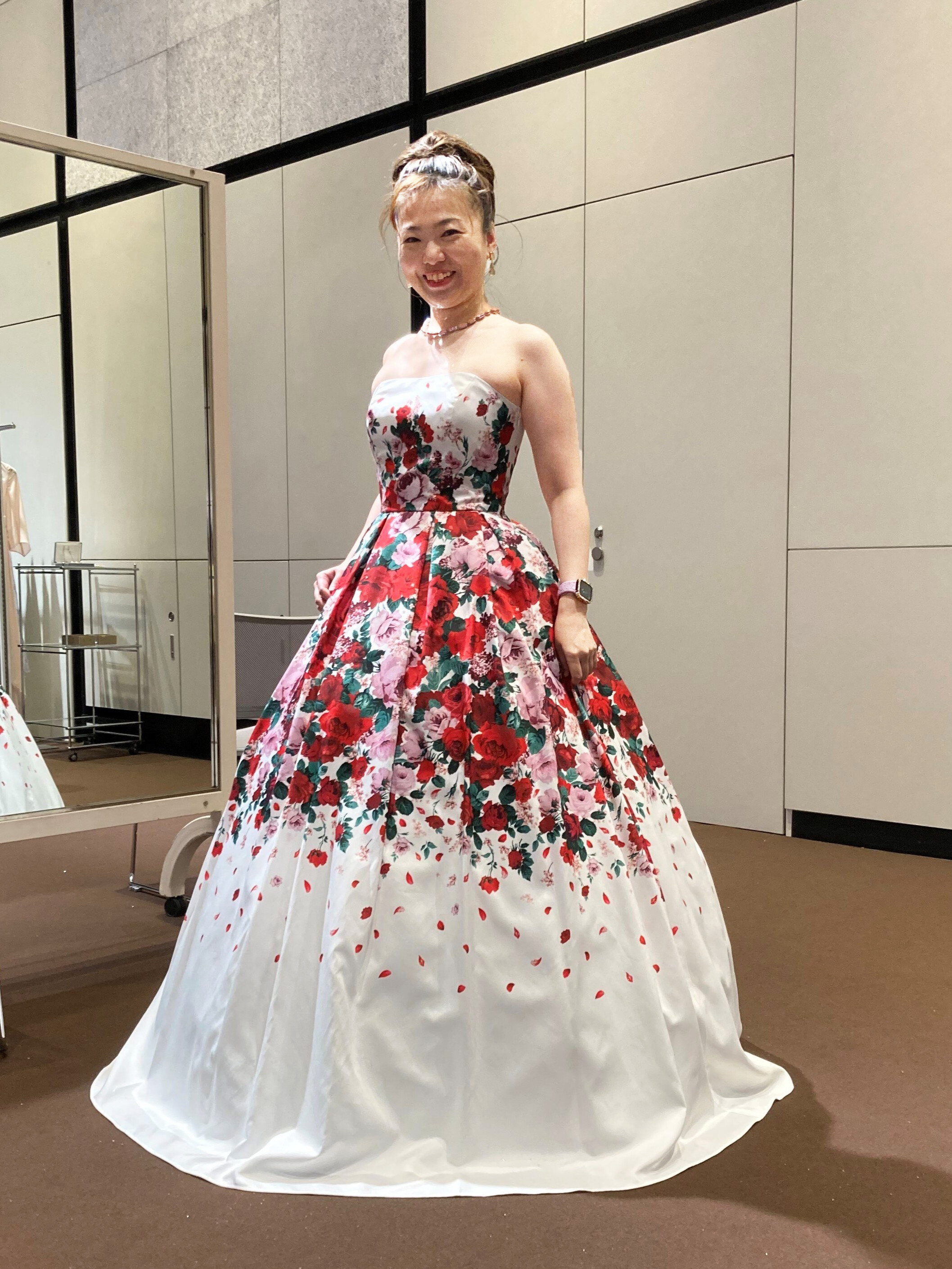 白を基調とし、華やかな花柄があしらわれたドレス