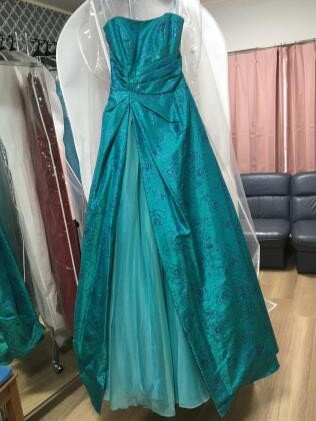 ドレスはひとつひとつカバーで包まれ、大切に保管されています