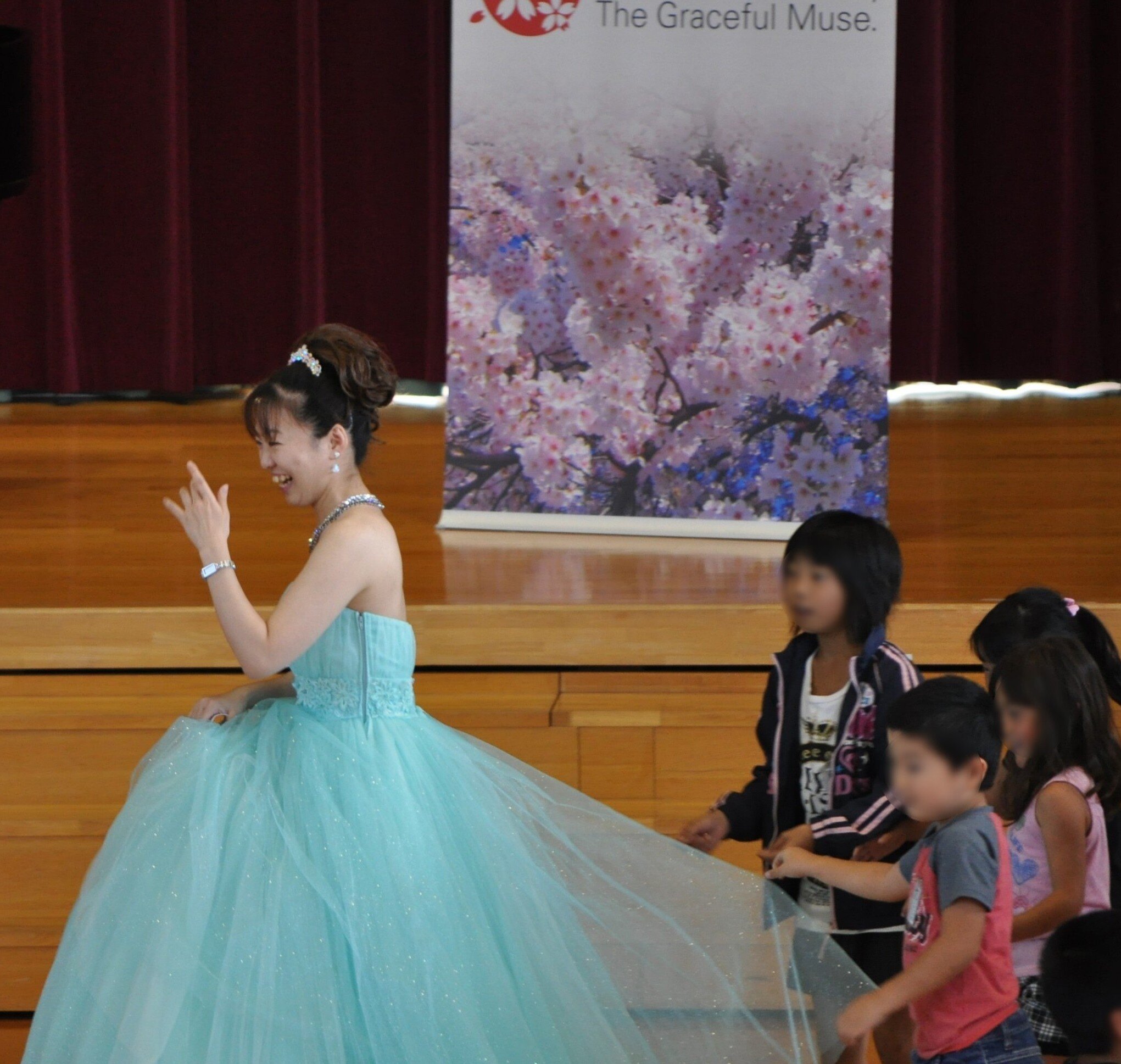 ライトブルーのドレスをまとった平井先生