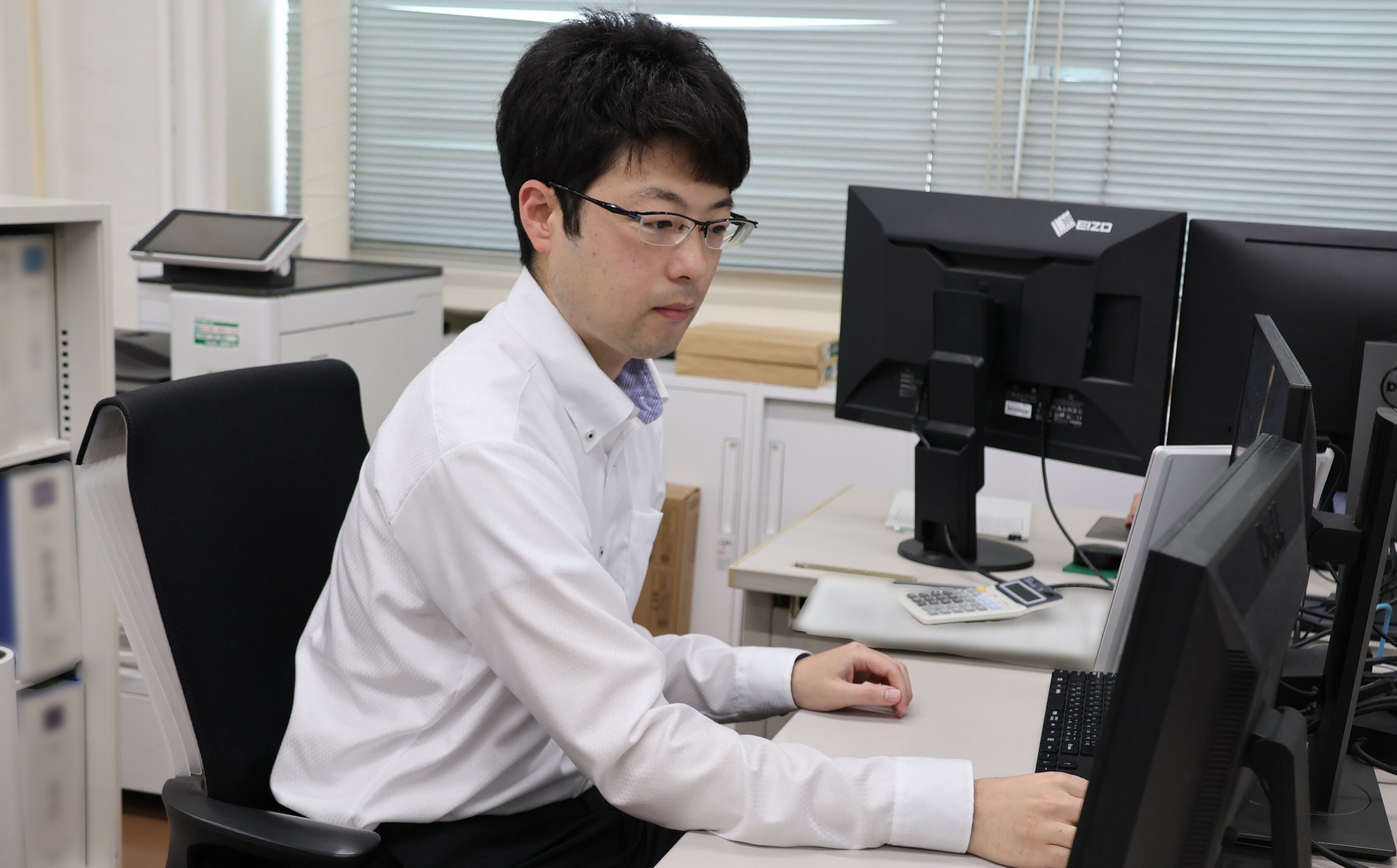 職員がパソコンを操作している写真